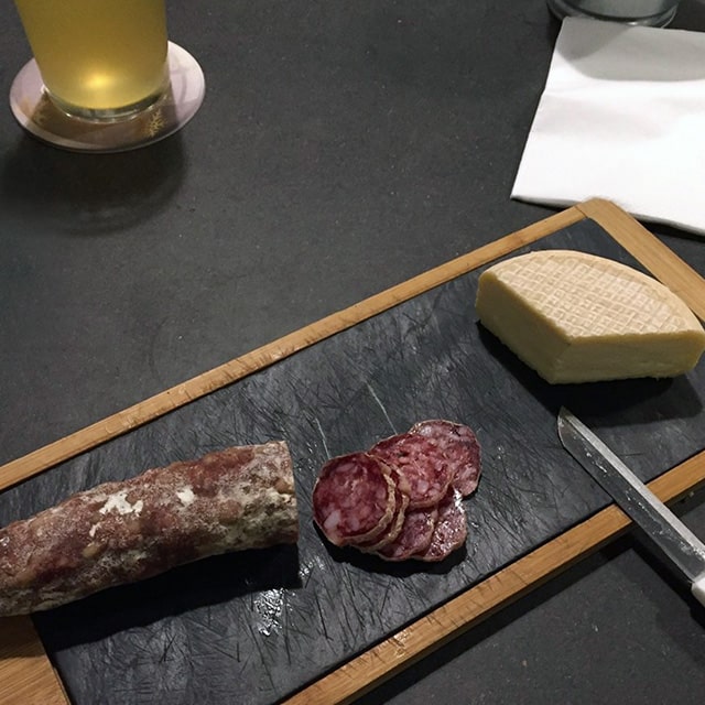 Planche de saucisson et fromage chez Bières à l'Affût